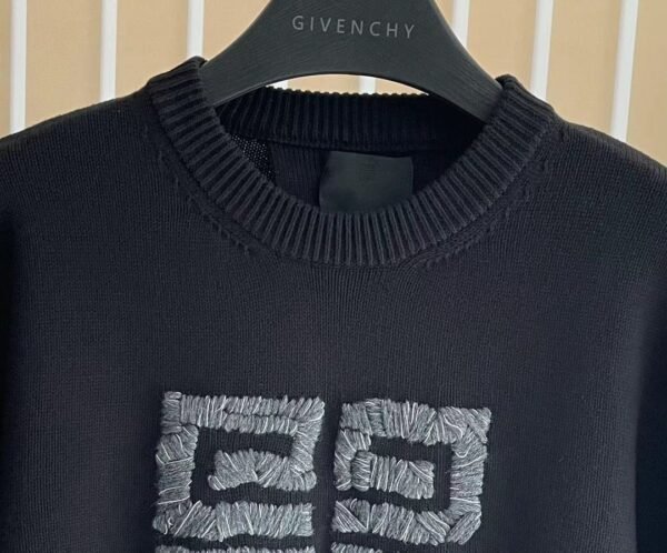 GVNCHY Textured Logo Knit Jumper – Black