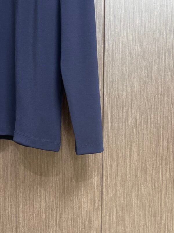 HRMS Crew Neck with Contrast Appliqué Graphic - Navy Blue