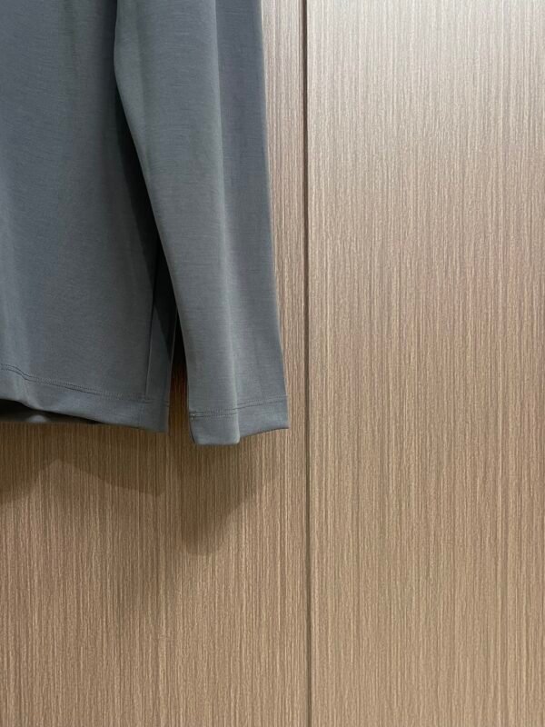 HRMS Crew Neck with Contrast Appliqué Graphic - Grey