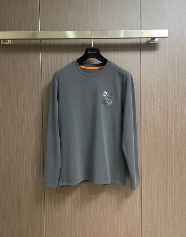 HRMS Crew Neck with Contrast Appliqué Graphic - Grey