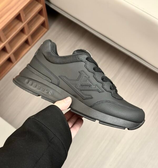 6 LVE Classic All Black Low Trainers