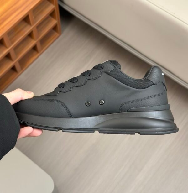 8 LVE Classic All Black Low Trainers
