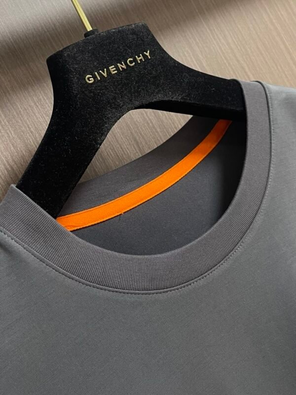 HRMS Crew Neck with Contrast Appliqué Graphic - Grey