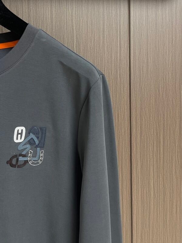 HRMS Crew Neck with Contrast Appliqué Graphic - Grey