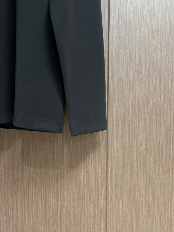 HRMS Crew Neck with Contrast Appliqué Graphic - Black