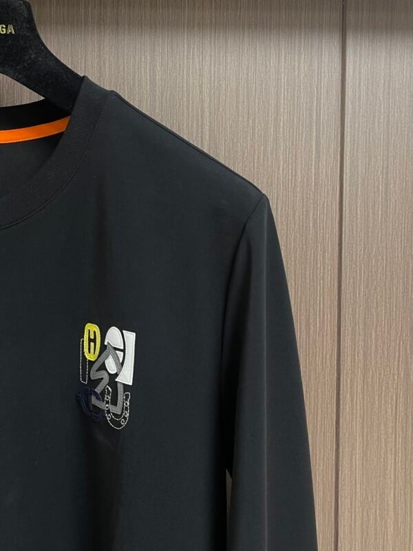 HRMS Crew Neck with Contrast Appliqué Graphic - Black