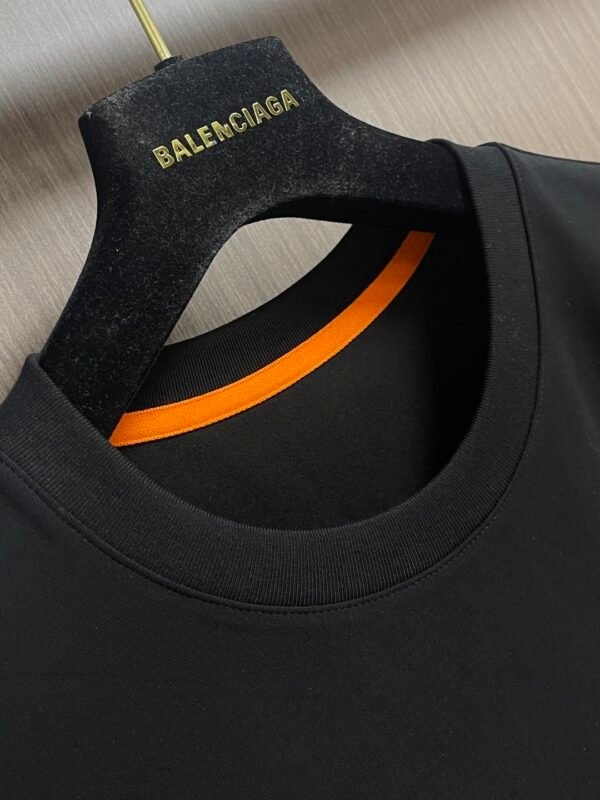 HRMS Crew Neck with Contrast Appliqué Graphic - Black