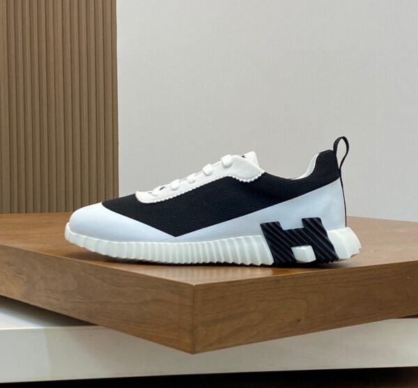 2 HRMS Mesh Low-Top Trainers – Black & White