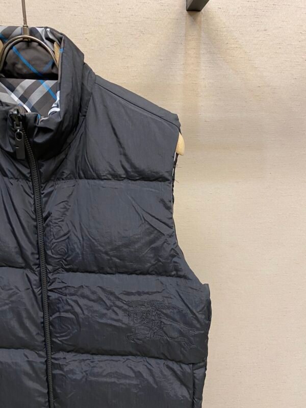 2324d417 BRBY Reversible Zip-Up Gilet - Black