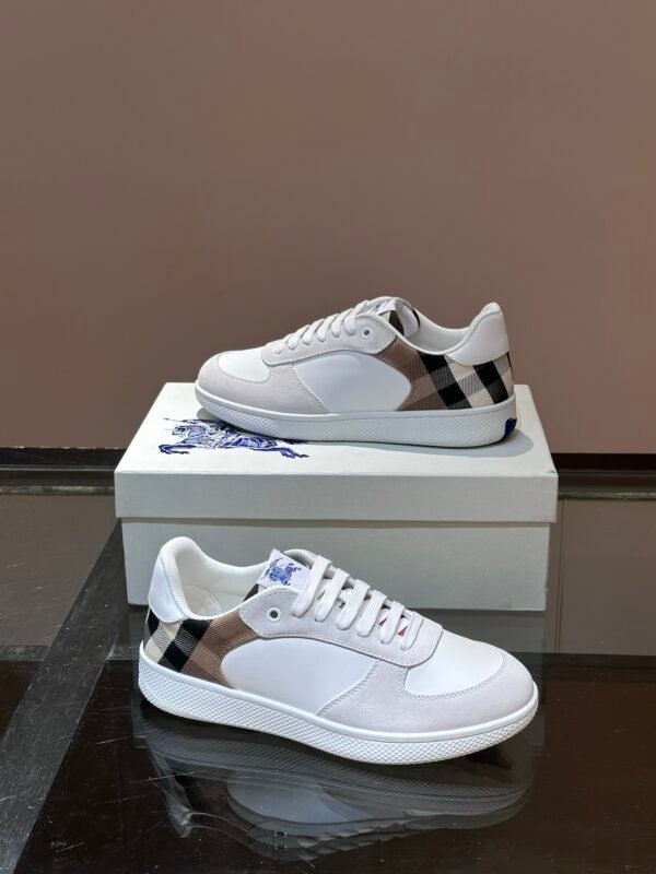 BRBY Trainers with Check Detail - White