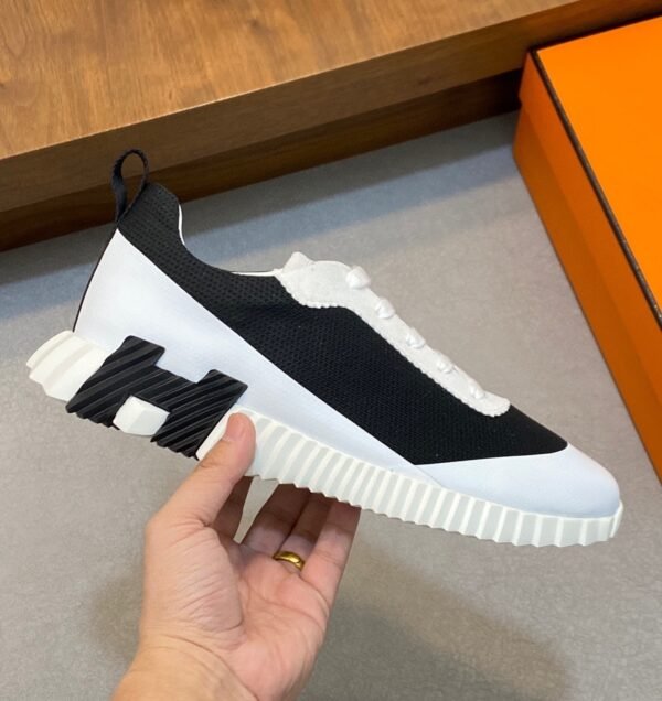 4 HRMS Mesh Low-Top Trainers – Black & White