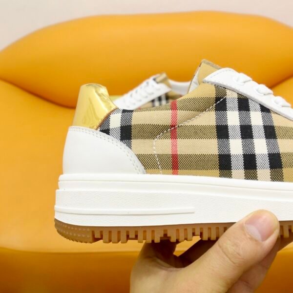 44e28bb1 BRBY Trainers with Check Panels and Contrast Sole - Beige/White