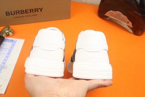 4739ea21 BRBY Low-Top Trainers with Check Side Panels - White