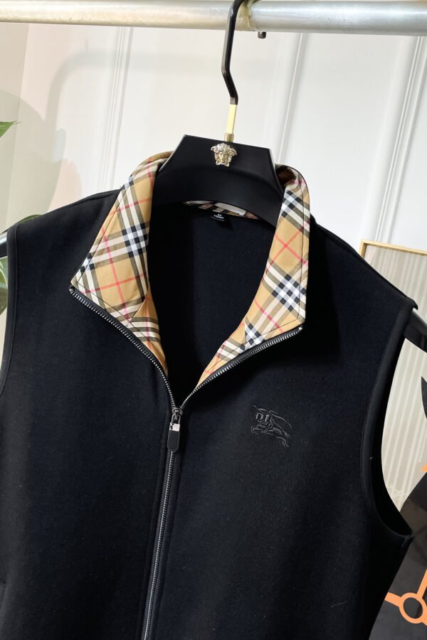 5e775cc1 BRBY Zip-Up Gilet with Emblem Detail and Check lining - Black