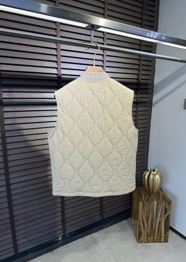 6f6dc133 BRBY Quilted Zip-Up Gilet with Ribbed Collar - white