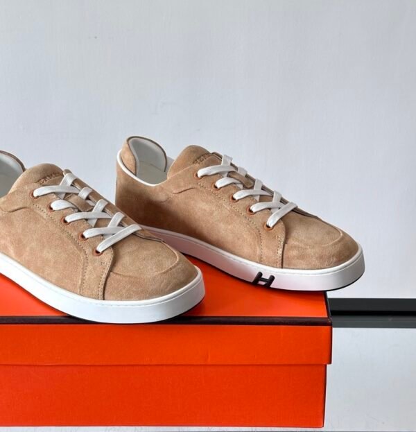 HRMS Low-Top Skate Suede Trainers – Beige