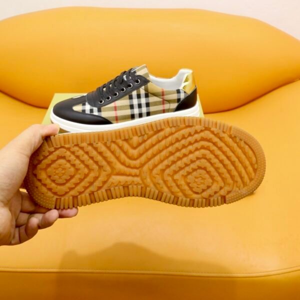 BRBY Trainers with Check Panels and Contrast sole - Beige/Black