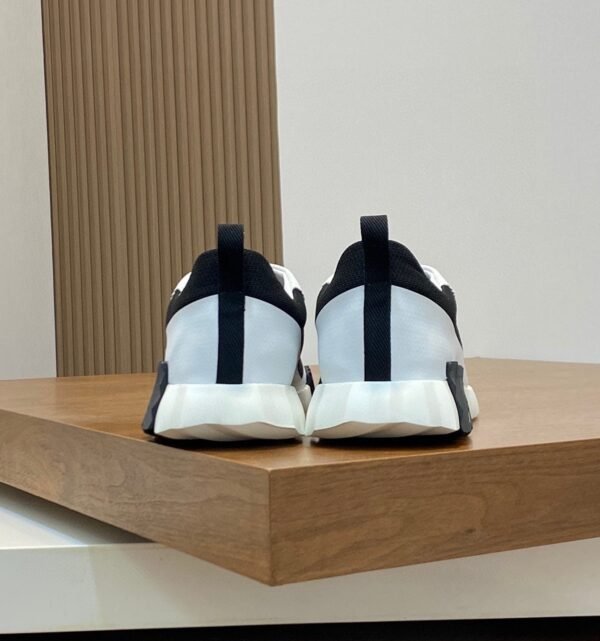 8 HRMS Mesh Low-Top Trainers – Black & White