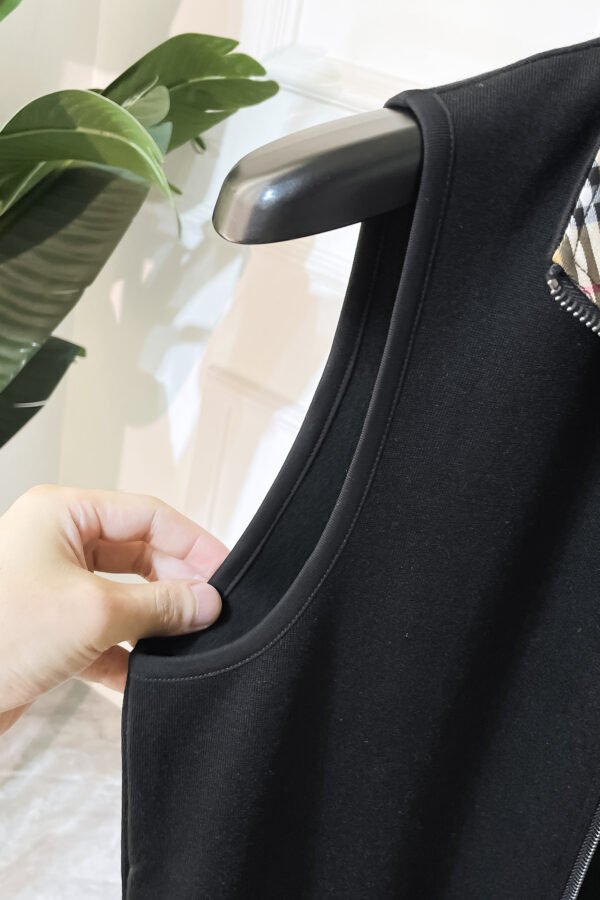 8640240a BRBY Zip-Up Gilet with Emblem Detail and Check lining - Black