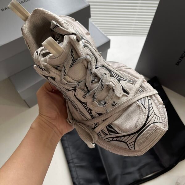 BLNCG Chunky Trainers with Black Graphic Line Details - Cream