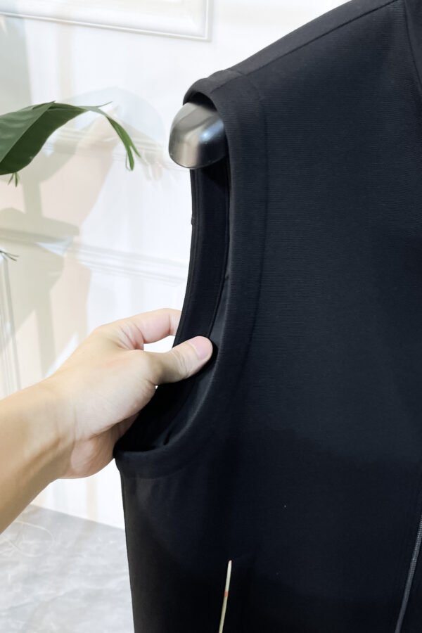 95cee370 BRBY Zip-Up Gilet with Emblem Detail - Black