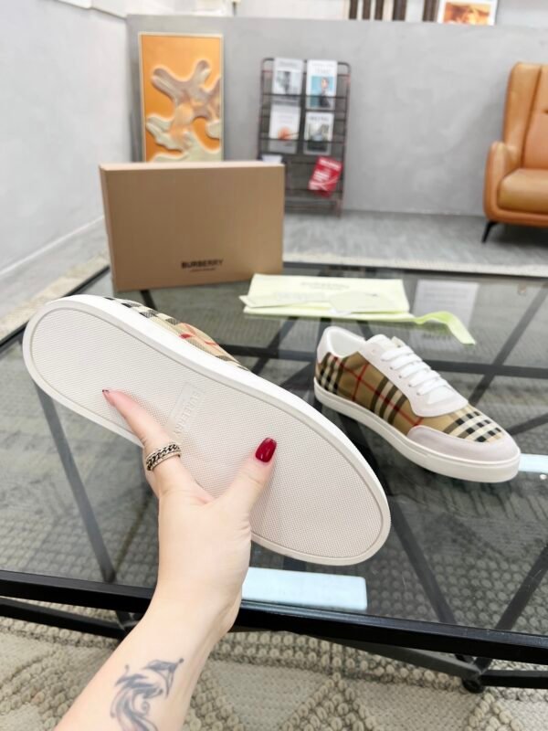 965258a2 BRBY Trainers with Check Panels - Beige