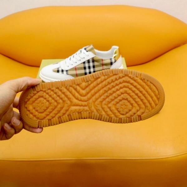 97ac9e2e BRBY Trainers with Check Panels and Contrast Sole - Beige/White