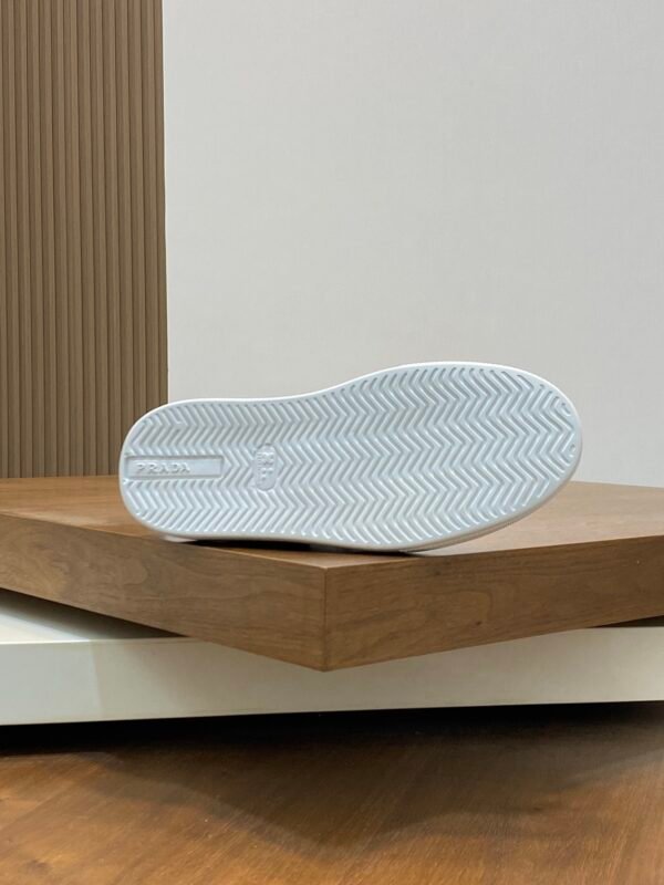 PRDA Low-Top Trainers in White with Green Heel Accents