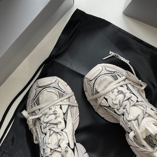 BLNCG Chunky Trainers with Black Graphic Line Details - Cream