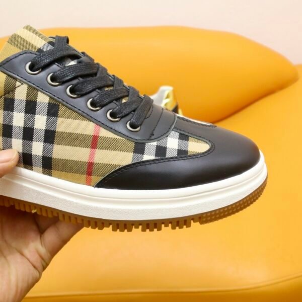BRBY Trainers with Check Panels and Contrast sole - Beige/Black