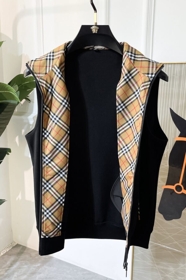 dacb7a88 BRBY Zip-Up Gilet with Emblem Detail and Check lining - Black