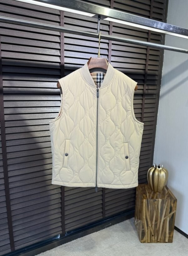 f4d33f00 BRBY Quilted Zip-Up Gilet with Ribbed Collar - white