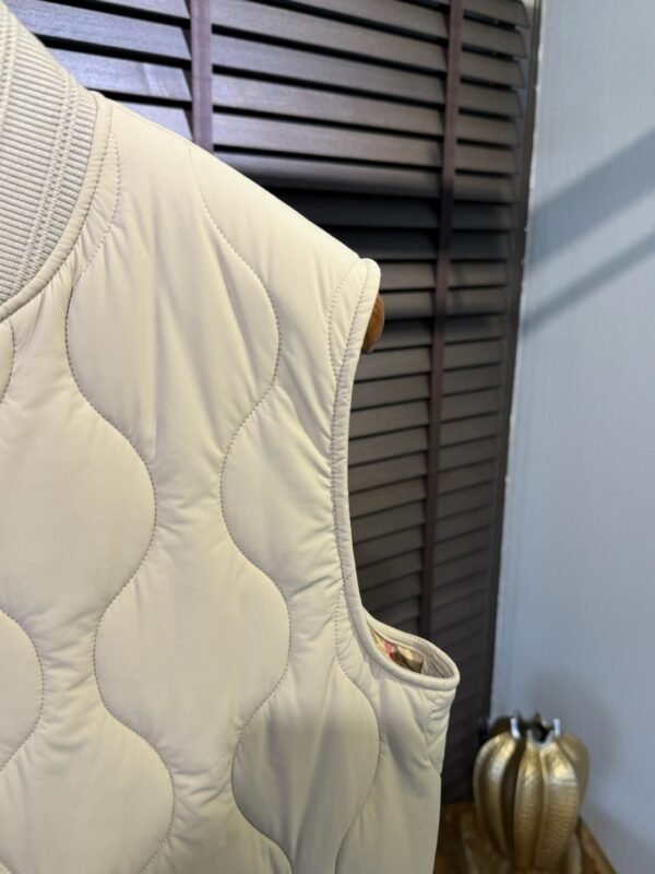 f5940404 BRBY Quilted Zip-Up Gilet with Ribbed Collar - white