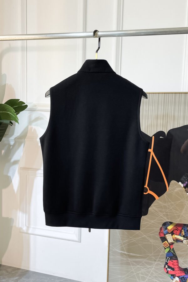 f9650d94 BRBY Zip-Up Gilet with Emblem Detail and Check lining - Black